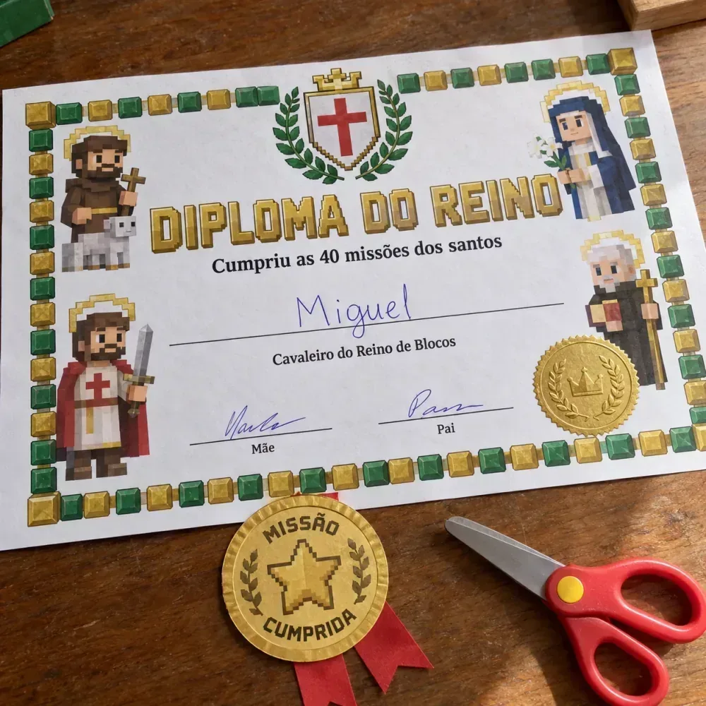 O diploma do Reino com moldura de blocos dourados e verdes, o nome da criança escrito à mão, e na frente a medalha de papel 